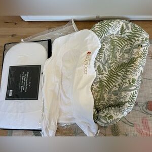 Dock a tot deluxe+ bundle includes extra cover and replacement mattress